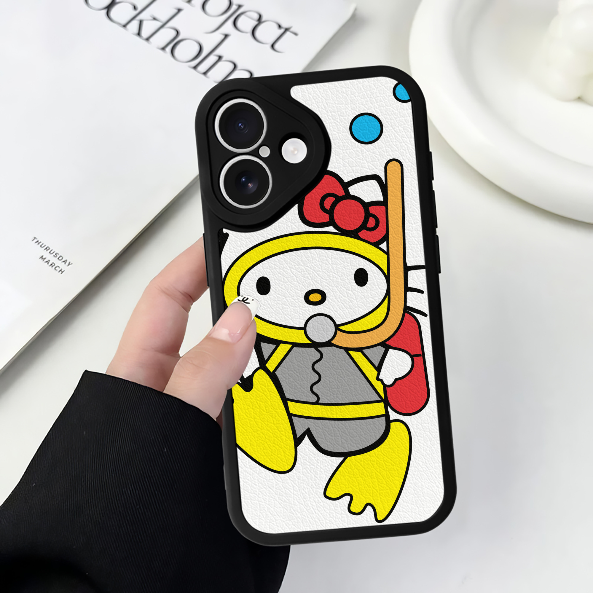 （画像用） Hello Kitty ハローキティ 【iPhone 16シリーズ対応】シリコンスマホケース（レザー調） 材質：シリコン